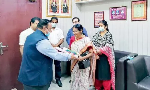 അ​ധ്യാ​പ​നത്തി​െൻറ മൂ​ന്നു പ​തി​റ്റാ​ണ്ട്​; ത്രേ​സ്യാ​മ്മ ടീ​ച്ച​ർ പ​ടി​യി​റ​ങ്ങി