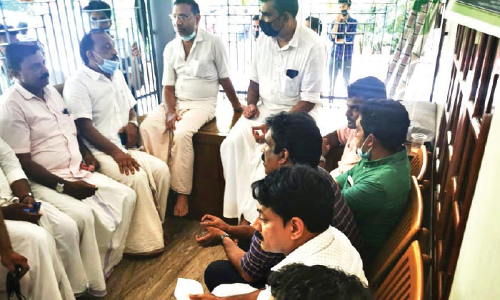 കു​വൈ​ത്ത്​ കെ.​എം.​സി.​സി നേ​താ​ക്ക​ൾ മ​ൻ​സൂ​റിെൻറ വീ​ട്​ സ​ന്ദ​ർ​ശി​ച്ചു