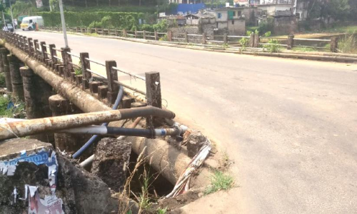 പ്രളയത്തിൽ തകർന്ന കോസ്‌വേ പാലത്തി​െൻറ കൈവരികൾ പുനഃസ്ഥാപിച്ചില്ല