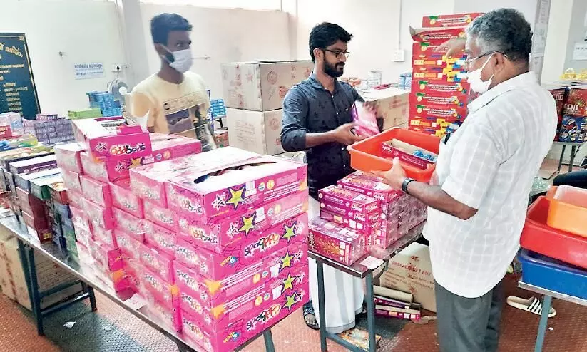 വി​ഷു: പ​ട​ക്ക ച​ന്ത​ക​ളു​മാ​യി സ​ഹ​ക​ര​ണ സം​ഘ​ങ്ങ​ൾ സ​ജീ​വം