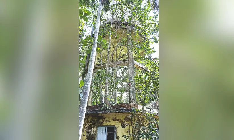 കൂറ്റൻ വാട്ടർ ടാങ്ക് ജീർണാവസ്ഥയിൽ; പ്രദേശവാസികൾ ഭീതിയിൽ