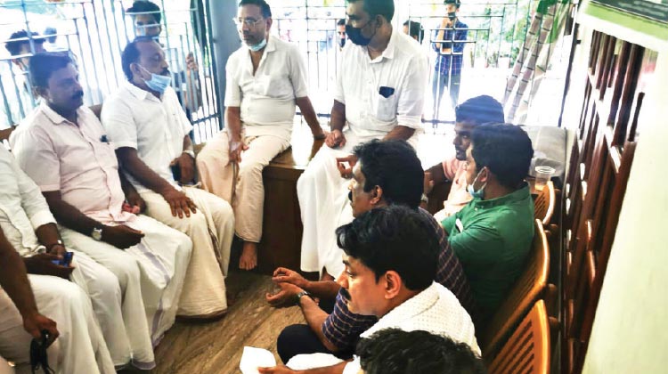 കുവൈത്ത് കെ.എം.സി.സി നേതാക്കൾ മൻസൂറിെൻറ വീട് സന്ദർശിച്ചു കുവൈത്ത് കെ.എം.സി.സി നേതാക്കൾ മൻസൂറിെൻറ വീട് സന്ദർശിച്ചു