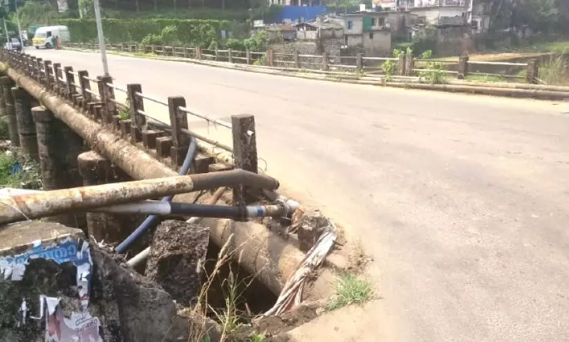 പ്രളയത്തിൽ തകർന്ന കോസ്വേ പാലത്തിെൻറ കൈവരികൾ പുനഃസ്ഥാപിച്ചില്ല പ്രളയത്തിൽ തകർന്ന കോസ്വേ പാലത്തിെൻറ കൈവരികൾ പുനഃസ്ഥാപിച്ചില്ല