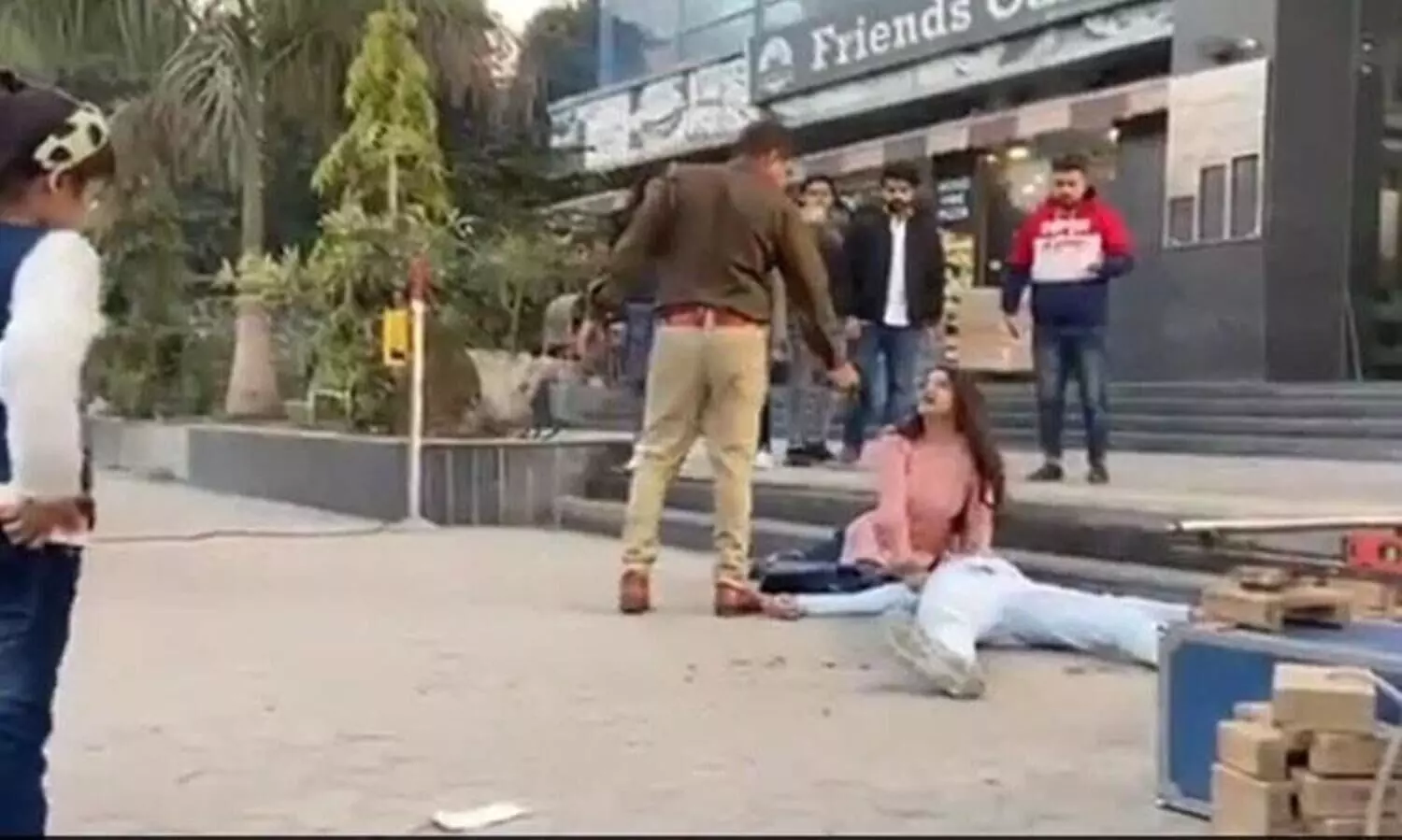 യു.പി പൊലീസ്​ ഉദ്യോഗസ്​ഥൻ രണ്ട​ുപേരെ വെടിവെച്ച്​ കൊല്ലുന്ന വിഡിയോക്ക്​ പിന്നിലെ സത്യം ഇതാണ്​