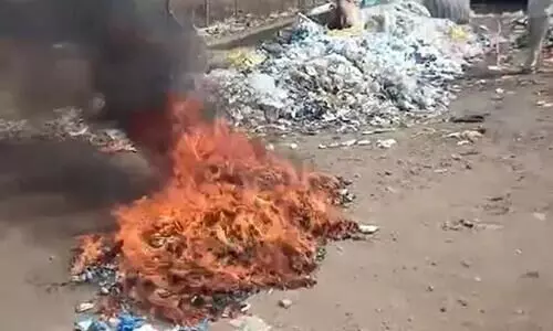 കിടക്കകൾ കീറി പരിശോധിച്ച പൊലീസ്​ ഞെട്ടി; പഞ്ഞിക്ക് പകരം ഉപയോഗിച്ച മാസ്‌കുകള്‍