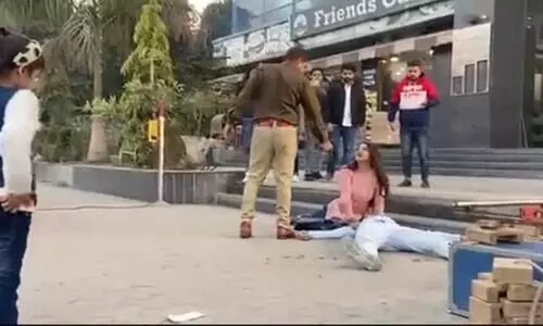 യു.പി പൊലീസ്​ ഉദ്യോഗസ്​ഥൻ രണ്ട​ുപേരെ വെടിവെച്ച്​ കൊല്ലുന്ന വിഡിയോക്ക്​ പിന്നിലെ സത്യം ഇതാണ്​