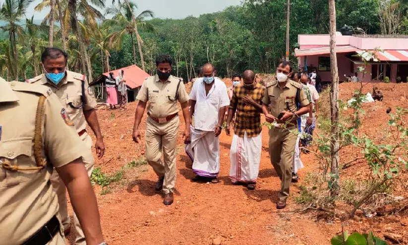 ആറ്റൂർക്കോണം കൊലപാതകം: പ്രതികളുമായി തെളിവെടുപ്പ് നടത്തി ആറ്റൂർക്കോണം കൊലപാതകം: പ്രതികളുമായി തെളിവെടുപ്പ് നടത്തി