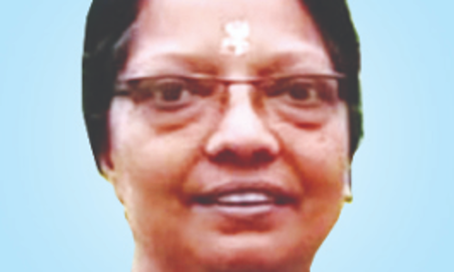 കാ​റി​ൽ ലോ​റി​യി​ടി​ച്ച് വീ​ട്ട​മ്മ മ​രി​ച്ചു