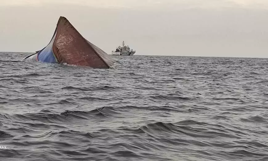 കോഴിക്കോട്ടു നിന്ന്​ പോയ മത്സ്യബന്ധന ബോട്ട്​ കപ്പലിലിടിച്ച് മൂന്ന് മരണം; ഒമ്പത്​ പേരെ കാണാനില്ല