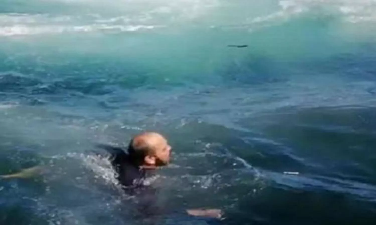 തിമിംഗല കാഴ്​ചയിൽ മതിമറന്നിരിക്കെ ബോട്ടിനെ ആക്രമിച്ച്​ കൂറ്റൻ തിമിംഗലം; ഗിലിയന്​ ജീവൻ തിരികെ ലഭിച്ചത്​ തലനാരിഴക്ക്​