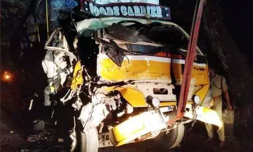 ലോറികൾ കൂട്ടിയിടിച്ച് നാലുപേർക്ക് പരിക്ക്; പു​റ​ത്തെ​ടു​ത്ത​ത് വാ​ഹ​നം വെ​ട്ടി​പ്പൊ​ളി​ച്ച്​