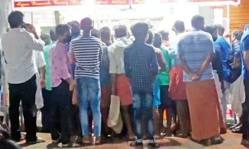 നിയന്ത്രണങ്ങൾ അവഗണിച്ച് പടക്ക കച്ചവടം പൊടിപൊടിച്ചു