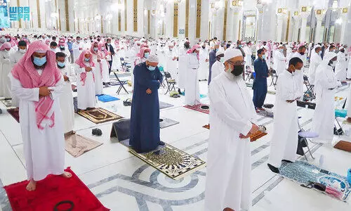 ഇരുഹറമുകളിലും തറാവീഹ് നമസ്കാരത്തിന്​ പതിനായിരങ്ങൾ