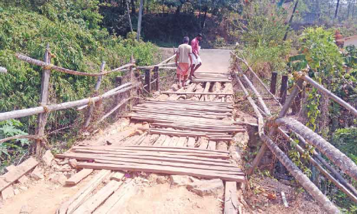 വ​ര​യാ​ലി​ലെ ക​ലു​ങ്ക്​ പു​ന​ർ​നി​ർ​മി​ച്ചി​ല്ല; മ​ര​പ്പാ​ല​വും ത​ക​ർ​ന്നു, യാ​ത്രാ​ദു​രി​തം
