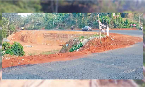 സൂചന ബോർഡും സംരക്ഷണ ഭിത്തിയുമില്ല; അപകട ഭീഷണിയായി വളവ്