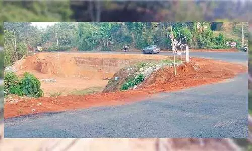 സൂചന ബോർഡും സംരക്ഷണ ഭിത്തിയുമില്ല; അപകട ഭീഷണിയായി വളവ്