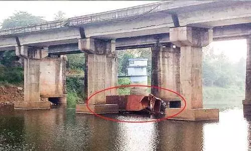 പു​ഴ​യി​ൽ​നി​ന്ന് ക​ണ്ടെ​യ്​​ന​ർ ലോ​റി നീ​ക്കാ​ൻ ക​ല​ക്​​ട​ർ​ക്ക് കൂ​ട്ട​പ്പ​രാ​തി