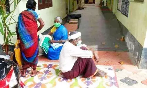 വീ​ട്ടി​ലേ​ക്കുള്ള നടവഴി തുറക്കണമെന്നാവശ്യപ്പെട്ട് വൃദ്ധ ദമ്പതികളുടെ സത്യഗ്രഹം