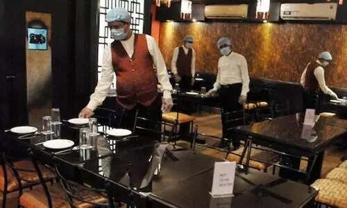 ഹോട്ടലുകാർ പറയുന്നു, അന്നംമുട്ടുന്ന കഥ