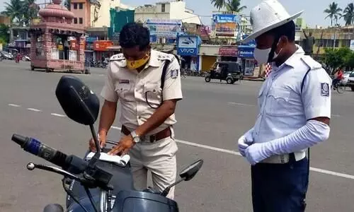 മാസ്​ക്​ ധരിക്കാതെ ഡ്യൂട്ടി ചെയ്​ത ട്രാഫിക്​ പൊലീസുകാരന്​ 2000 രൂപ പിഴ