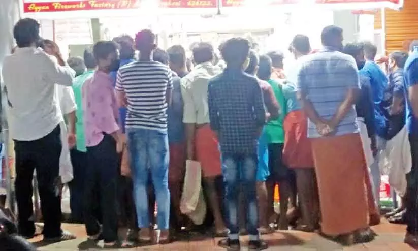 നിയന്ത്രണങ്ങൾ അവഗണിച്ച് പടക്ക കച്ചവടം പൊടിപൊടിച്ചു