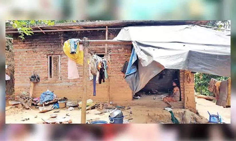 അന്തിയുറങ്ങാൻ വീടില്ലാതെ ശോഭനയും കുടുംബവും