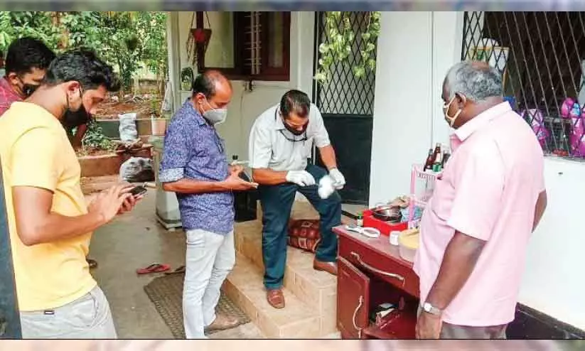 ആളില്ലാത്ത വീട്ടിൽ 16 ലക്ഷം രൂപയുടെ കവർച്ച ആളില്ലാത്ത വീട്ടിൽ 16 ലക്ഷം രൂപയുടെ കവർച്ച