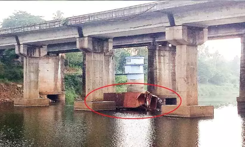 പു​ഴ​യി​ൽ​നി​ന്ന് ക​ണ്ടെ​യ്​​ന​ർ ലോ​റി നീ​ക്കാ​ൻ ക​ല​ക്​​ട​ർ​ക്ക് കൂ​ട്ട​പ്പ​രാ​തി