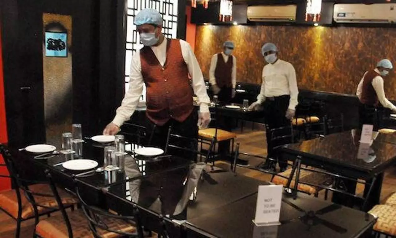 തെരഞ്ഞെടുപ്പ് കാലത്ത് രാഷ്ട്രീയക്കാർ നിയന്ത്രണങ്ങൾ കാറ്റിൽ പറത്തി; 9 മണിക്ക് ഹോട്ടൽ അടക്കുന്നത് പ്രായോഗികമല്ല -വ്യാപാരികള് തെരഞ്ഞെടുപ്പ് കാലത്ത് രാഷ്ട്രീയക്കാർ നിയന്ത്രണങ്ങൾ കാറ്റിൽ പറത്തി; 9 മണിക്ക് ഹോട്ടൽ അടക്കുന്നത് പ്രായോഗികമല്ല -വ്യാപാരികള്