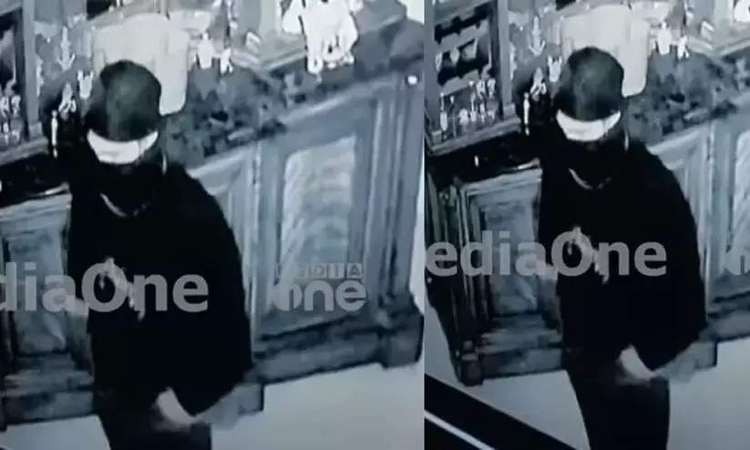 ഭീമ ജ്വല്ലറി ഉടമയുടെ വീട്ടിൽ മോഷണം; വജ്രാഭരണങ്ങളും പണവും നഷ്ടമായി ഭീമ ജ്വല്ലറി ഉടമയുടെ വീട്ടിൽ മോഷണം; വജ്രാഭരണങ്ങളും പണവും നഷ്ടമായി