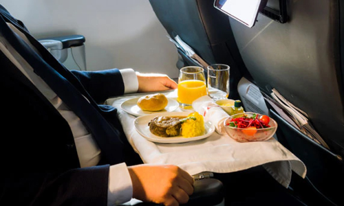 വിമാനങ്ങളിൽ ഈ യാത്രക്കാർക്കിനി ഭക്ഷണം വിളമ്പില്ല