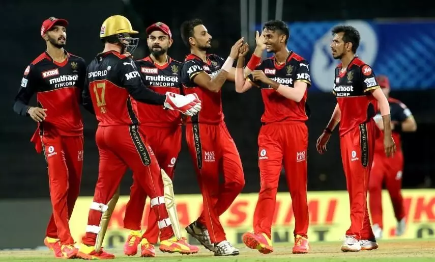 തോൽവി ഉറപ്പായിടത്ത് അപ്രതീക്ഷിത ജയം; ബാംഗ്ലൂർ- ഹൈദരാബാദ് ഐ.പി.എൽ മത്സരത്തിൽ ഒത്തുകളിയോ? തോൽവി ഉറപ്പായിടത്ത് അപ്രതീക്ഷിത ജയം; ബാംഗ്ലൂർ- ഹൈദരാബാദ് ഐ.പി.എൽ മത്സരത്തിൽ ഒത്തുകളിയോ?