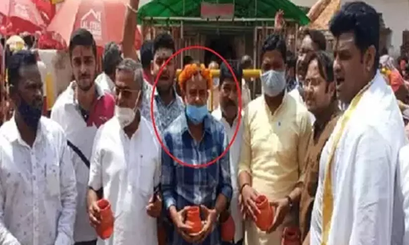 കോൺഗ്രസ് എം.എൽ.എ ഇർഫാൻ അൻസാരിയുടെ പൂജ; അറസ്റ്റ് ആവശ്യവുമായി ബി.ജെ.പി എം.പി കോൺഗ്രസ് എം.എൽ.എ ഇർഫാൻ അൻസാരിയുടെ പൂജ; അറസ്റ്റ് ആവശ്യവുമായി ബി.ജെ.പി എം.പി