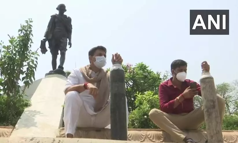 Madhya Pradesh Congress MLAs staged dharna over shortage of medical oxygen Madhya Pradesh Congress MLAs staged dharna over shortage of medical oxygen