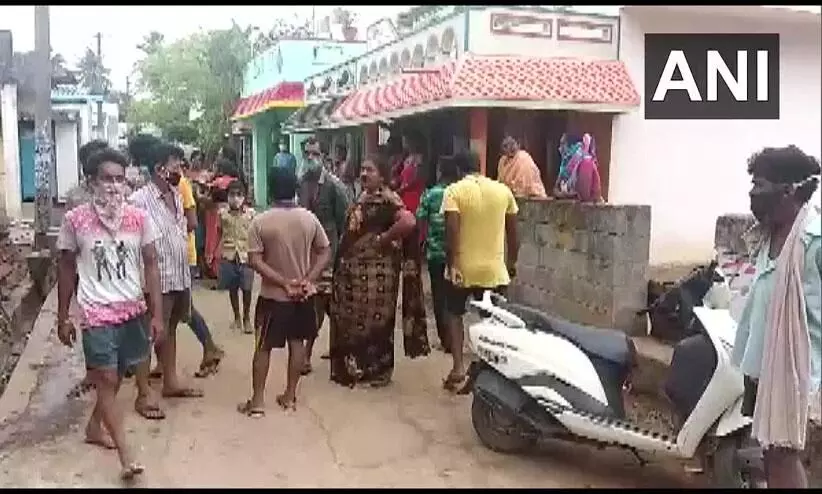 മകളെ പ്രണയിച്ച് വഞ്ചിച്ചയാളുടെ കുടുംബത്തിലെ പിഞ്ചുകുട്ടികളടക്കം ആറുപേരെ വെട്ടിക്കൊന്ന് അച്ഛൻ മകളെ പ്രണയിച്ച് വഞ്ചിച്ചയാളുടെ കുടുംബത്തിലെ പിഞ്ചുകുട്ടികളടക്കം ആറുപേരെ വെട്ടിക്കൊന്ന് അച്ഛൻ