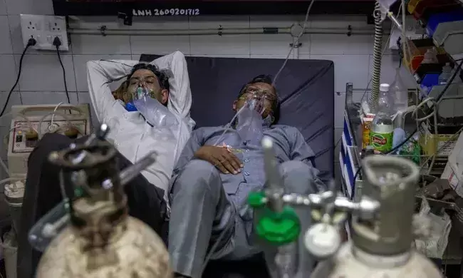 ഒരു ബെഡിൽ രണ്ട് രോഗികൾ; വരാന്തയിൽ മൃതദേഹങ്ങൾ, ഡൽഹിയിൽ കോവിഡ് വ്യാപനം അതിരൂക്ഷം ഒരു ബെഡിൽ രണ്ട് രോഗികൾ; വരാന്തയിൽ മൃതദേഹങ്ങൾ, ഡൽഹിയിൽ കോവിഡ് വ്യാപനം അതിരൂക്ഷം