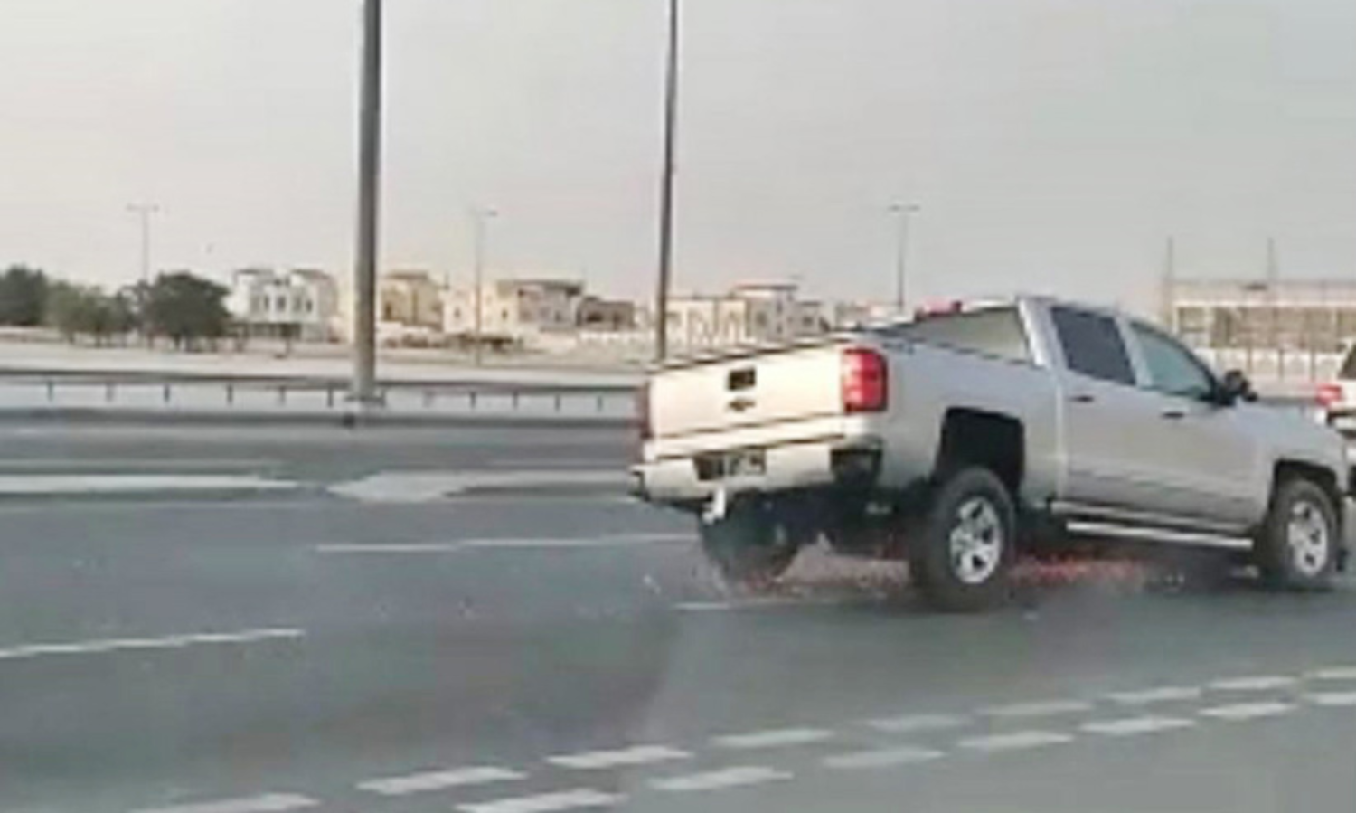 ട​യ​ർ ഇ​ല്ലാ​തെ ഓ​ടി​ച്ച വാ​ഹ​നം പി​ടി​ച്ചെ​ടു​ത്തു