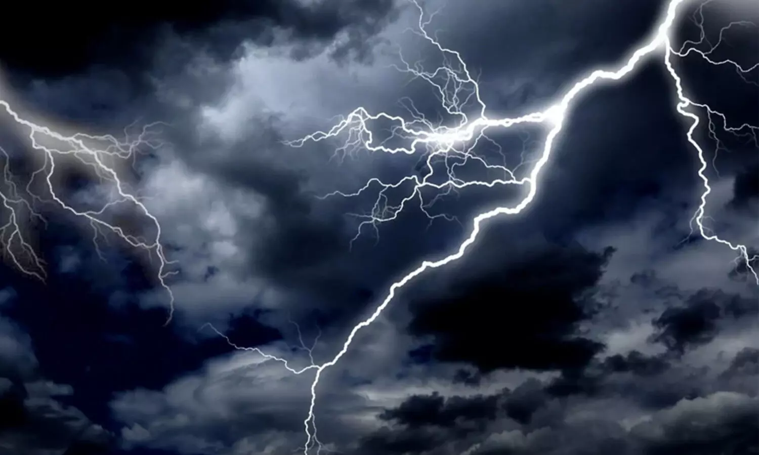 മിന്നലും കാറ്റും മഴയും ശക്​തമായേക്കും;   സുരക്ഷാ നിർദേശങ്ങൾ പുറപ്പെടുവിച്ച്​ ദുരന്ത നിവാരണ അതോറിറ്റി