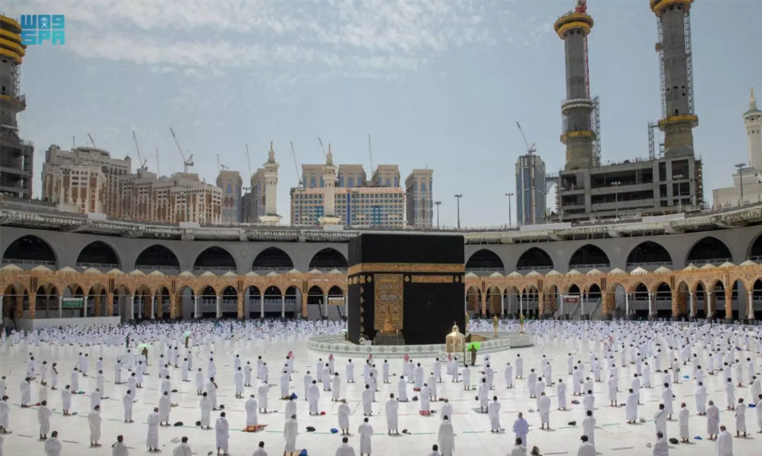 മുൻകരുതൽക്കിടയിൽ റമദാനിലെ ആദ്യ ജുമുഅ നമസ്കാരം; ഇരുഹറമുകളിൽ പതിനായിരങ്ങൾ പങ്കെടുത്തു