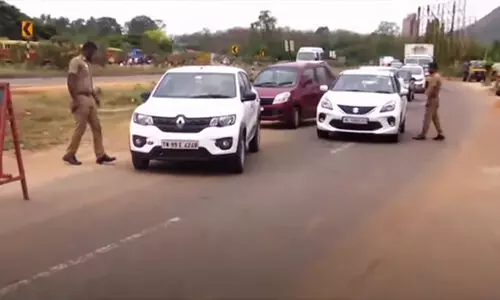 വാളയാറിൽ പരിശോധന കർശനമാക്കി തമിഴ്നാട്; ഇ-പാസ് നിർബന്ധം