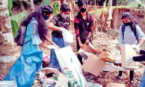 കരിഞ്ചോലമലയിൽ വീട് നിർമാണത്തിനായി മുണ്ടുമുറുക്കി വിദ്യാർഥികൾ