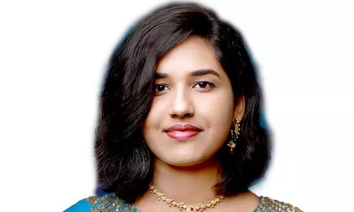 വ​ർ​ഷ സ​ജു നാ​യ​ർ: നി​റ​ങ്ങ​ളെ പ്ര​ണ​യി​ക്കു​ന്ന പെ​ൺ​കു​ട്ടി​