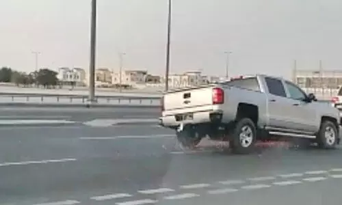 ട​യ​ർ ഇ​ല്ലാ​തെ ഓ​ടി​ച്ച വാ​ഹ​നം പി​ടി​ച്ചെ​ടു​ത്തു