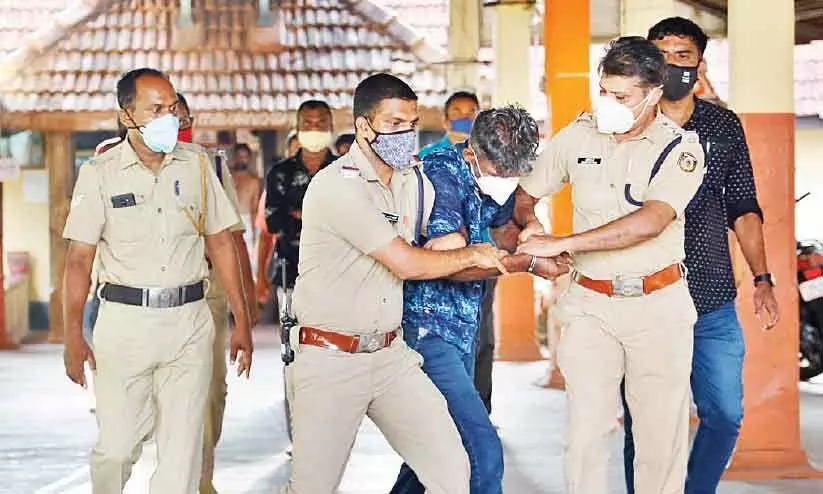 തെളിവെടുപ്പിനിടെ മോഷണക്കേസ് പ്രതി അക്രമാസക്തനായി തെളിവെടുപ്പിനിടെ മോഷണക്കേസ് പ്രതി അക്രമാസക്തനായി