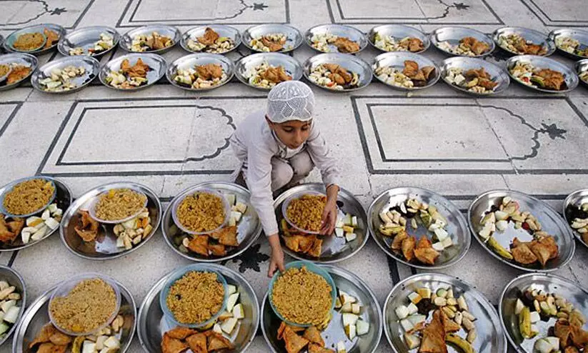 കോവിഡ്: പള്ളികളിലെ ഇഫ്താർ വിഭവങ്ങള് പാക്കറ്റുകളില് നല്കാൻ തീരുമാനം കോവിഡ്: പള്ളികളിലെ ഇഫ്താർ വിഭവങ്ങള് പാക്കറ്റുകളില് നല്കാൻ തീരുമാനം