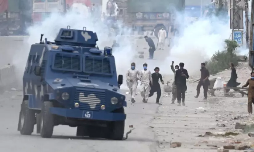 പാകിസ്താനിൽ ഫ്രഞ്ച് വിരുദ്ധ ആഭ്യന്തര കലാപം; സമൂഹമാധ്യമങ്ങൾക്ക് വിലക്ക് പാകിസ്താനിൽ ഫ്രഞ്ച് വിരുദ്ധ ആഭ്യന്തര കലാപം; സമൂഹമാധ്യമങ്ങൾക്ക് വിലക്ക്