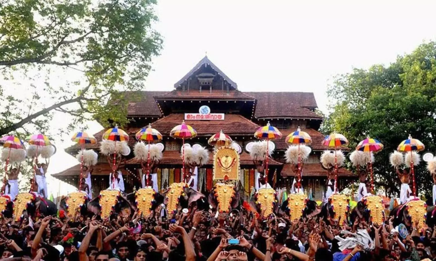 ആനകളുടെ പാപ്പാൻമാർക്ക്​ കോവിഡ്​ നെഗറ്റീവ്​ സർട്ടിഫിക്കറ്റ്​ നിർബന്ധം; തൃശൂർ പൂരം തകർക്കാൻ ഗൂഢാലോചനയെന്ന്​ പാറമേക്കാവ്​