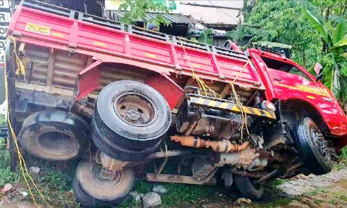 ക​മ്പി ക​യ​റ്റി​വ​ന്ന മി​നി​ലോ​റി മ​റി​ഞ്ഞു അപകടം