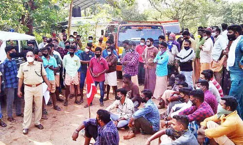 പാറവില വർധനയിൽ പ്രതിഷേധിച്ച് ക്വാറി ഉപരോധിച്ചു പാറവില വർധനയിൽ പ്രതിഷേധിച്ച് ക്വാറി ഉപരോധിച്ചു