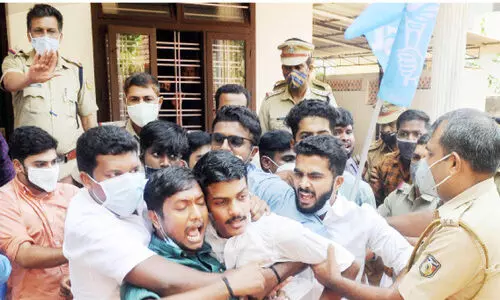 എ.എൻ. ഷംസീറി​െൻറ ഭാര്യയെ നിയമിക്കാൻ​ നീക്കമെന്ന് വൈസ് ചാൻസലറുടെ വീട് കെ.എസ്.യു ഉപരോധിച്ചു